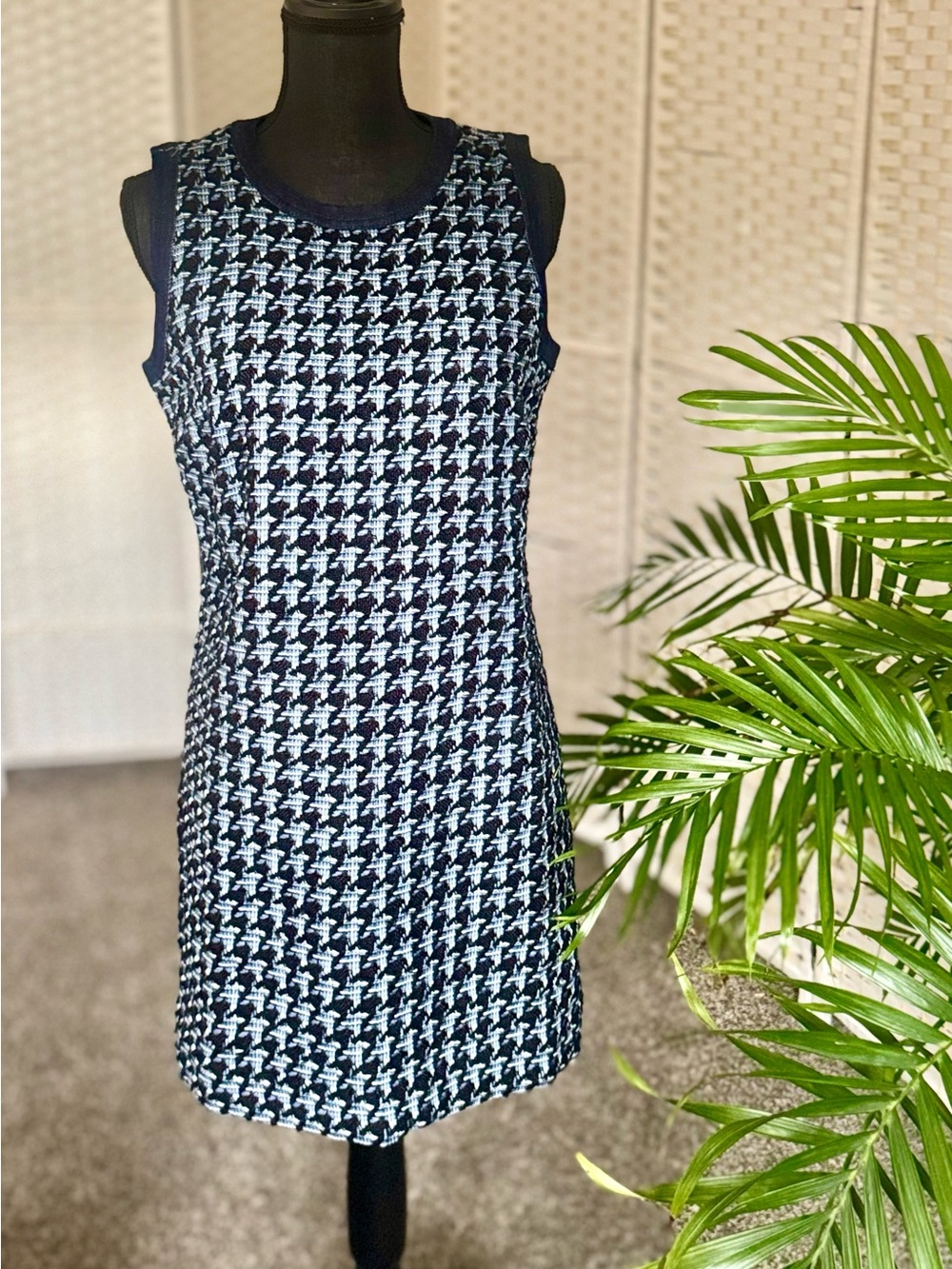 Like new Ann Taylor Sleeveless Houndstooth Shift Dress retro 50’s black & white
